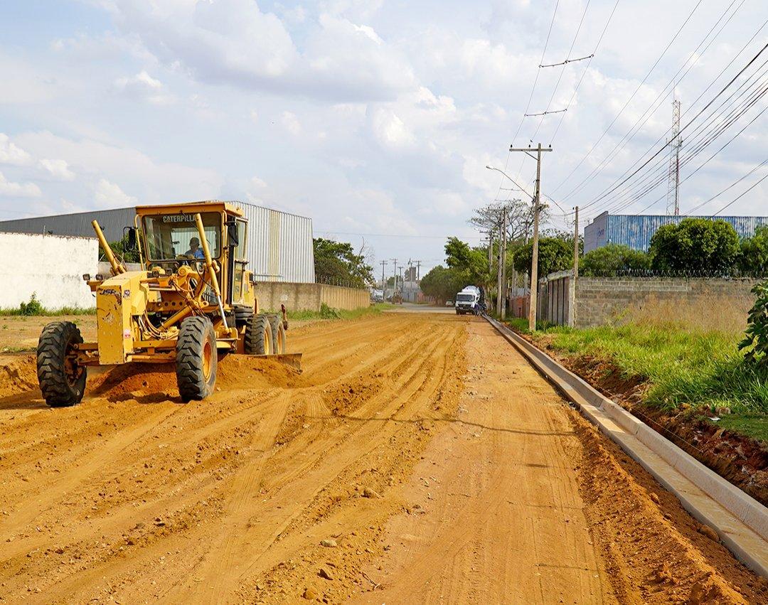 Após drenagem, rua no distrito industrial João Batista Caruso ganha asfalto novo