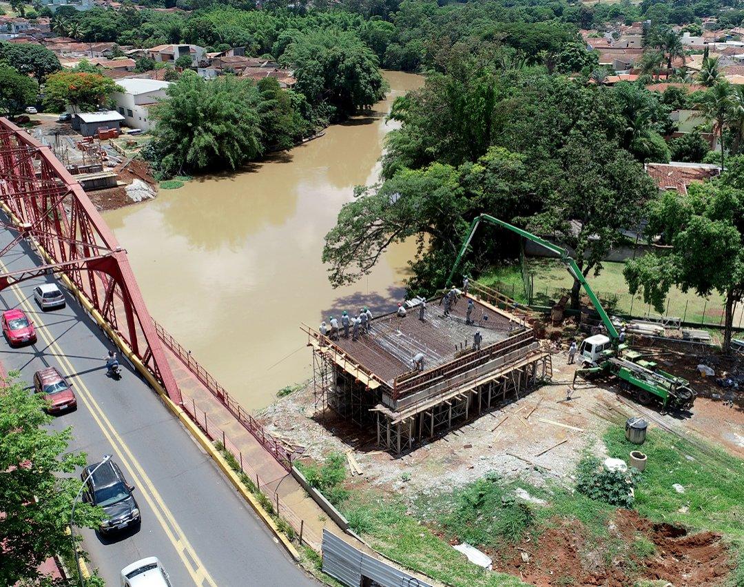 Ponte da Avenida dos Trabalhadores recebe serviços de concretagem da laje de contrabalanço