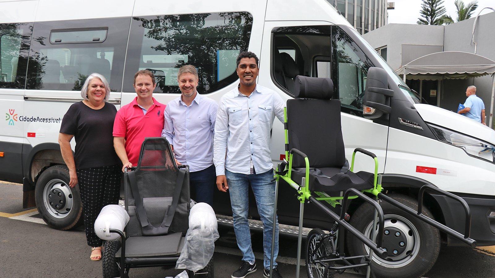 Esporte e Assistência Social passam a contar com vans adaptadas 0km