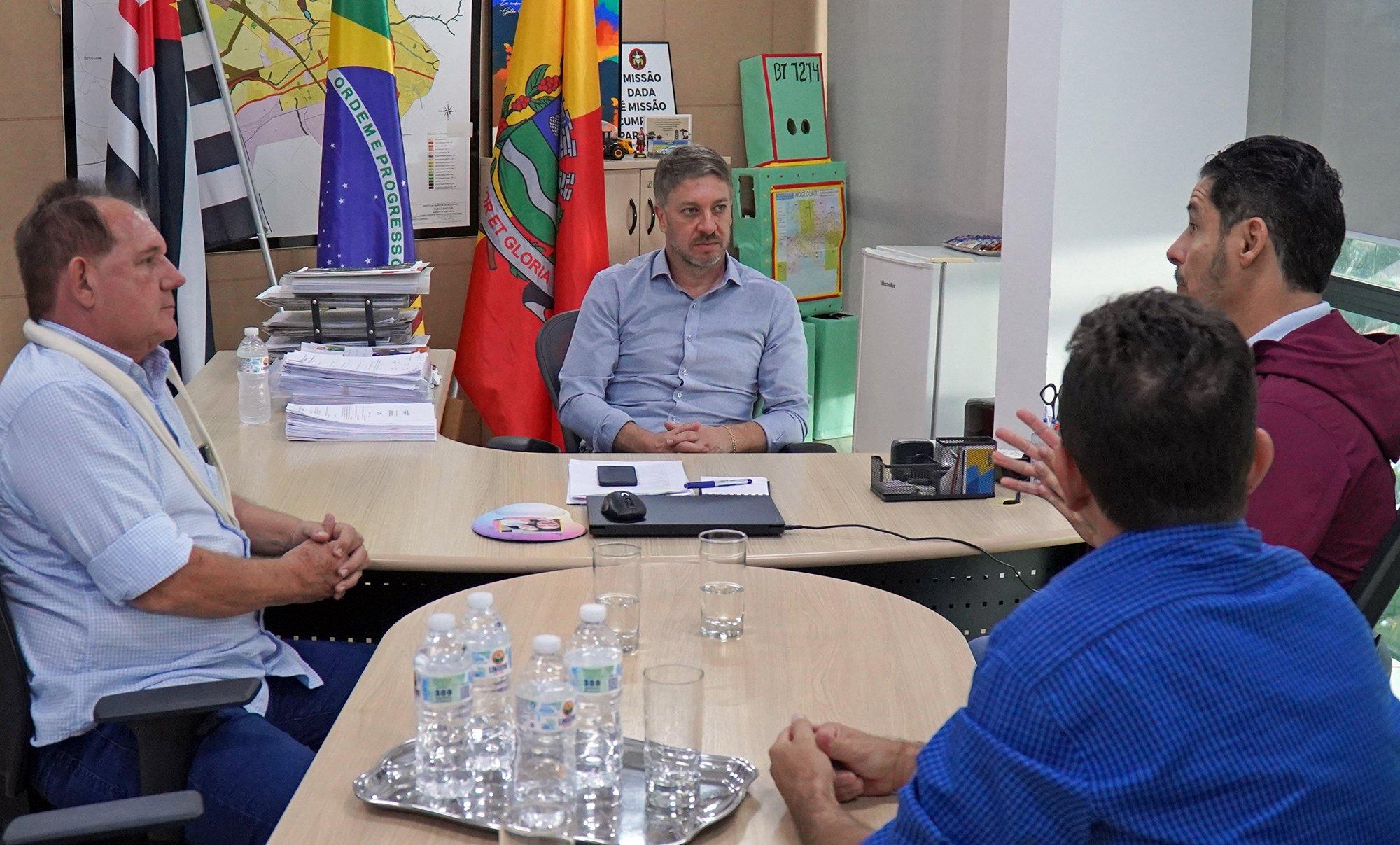 Prefeito discute novos projetos e parceria com deputado federal Márcio Alvino