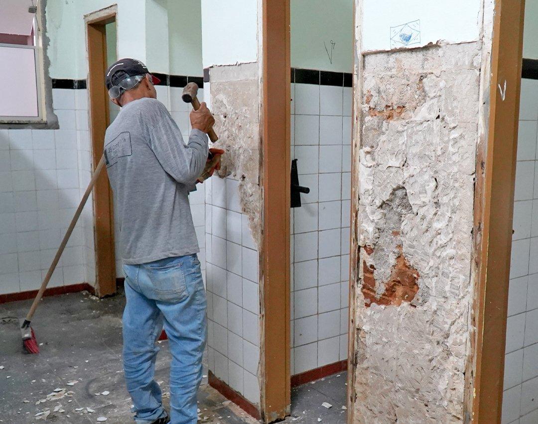 FEG: quatro banheiros da escola começam a ser reformados