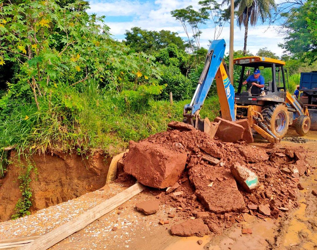 Equipe realiza manutenção em pontos críticos das estradas rurais de Mogi Guaçu