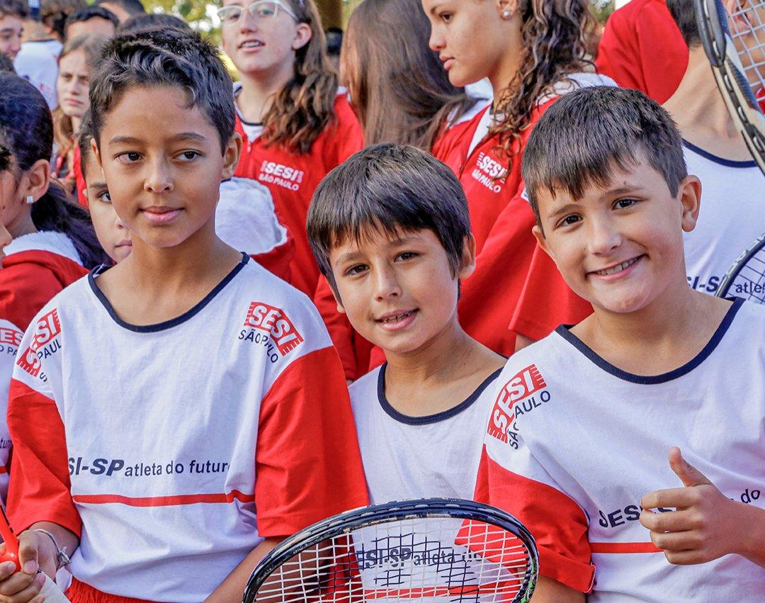 Sesi abre inscrições para aulas gratuitas de tênis de quadra para crianças e adolescentes entre 7 e 15 anos