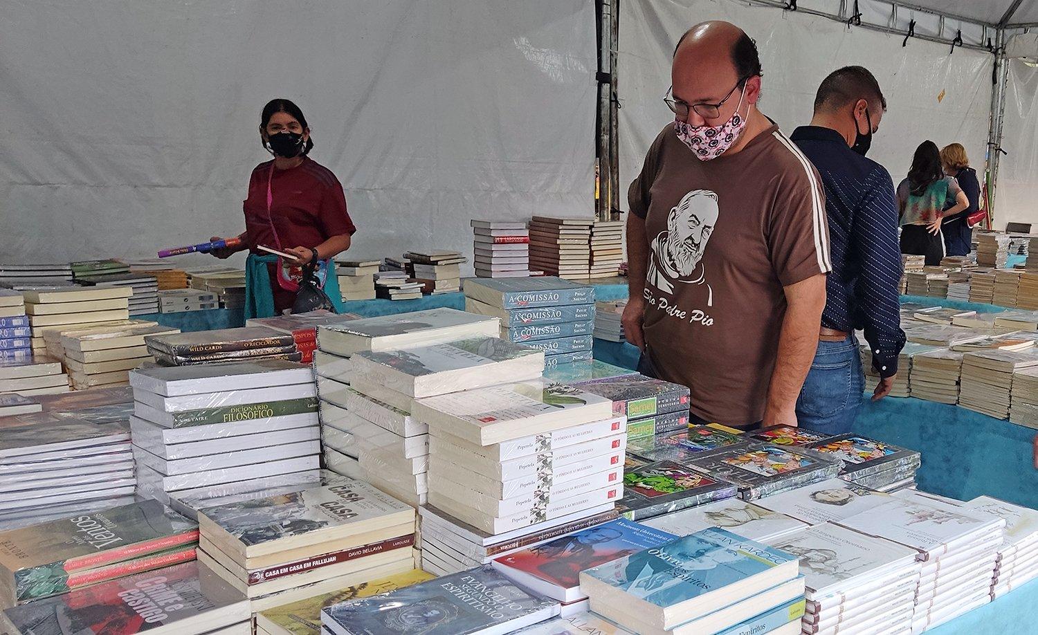 Feira do Livro terá Sarau Literário nesta terça-feira e Contação de Histórias no dia 7