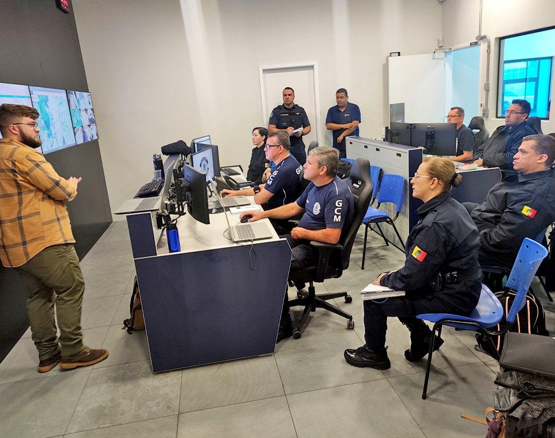 10 guardas civis recebem treinamento operacional para atuar na Central de Monitoramento