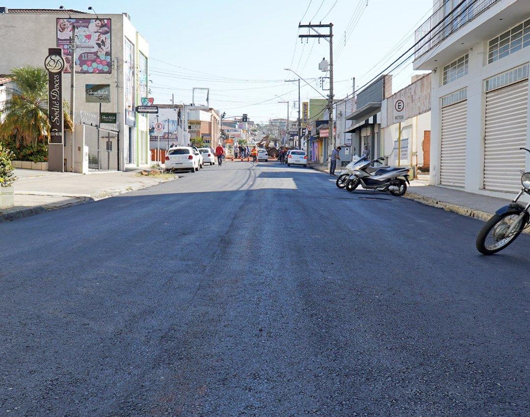 Revitalização: Rua Chico de Paula começa a receber novo asfalto
