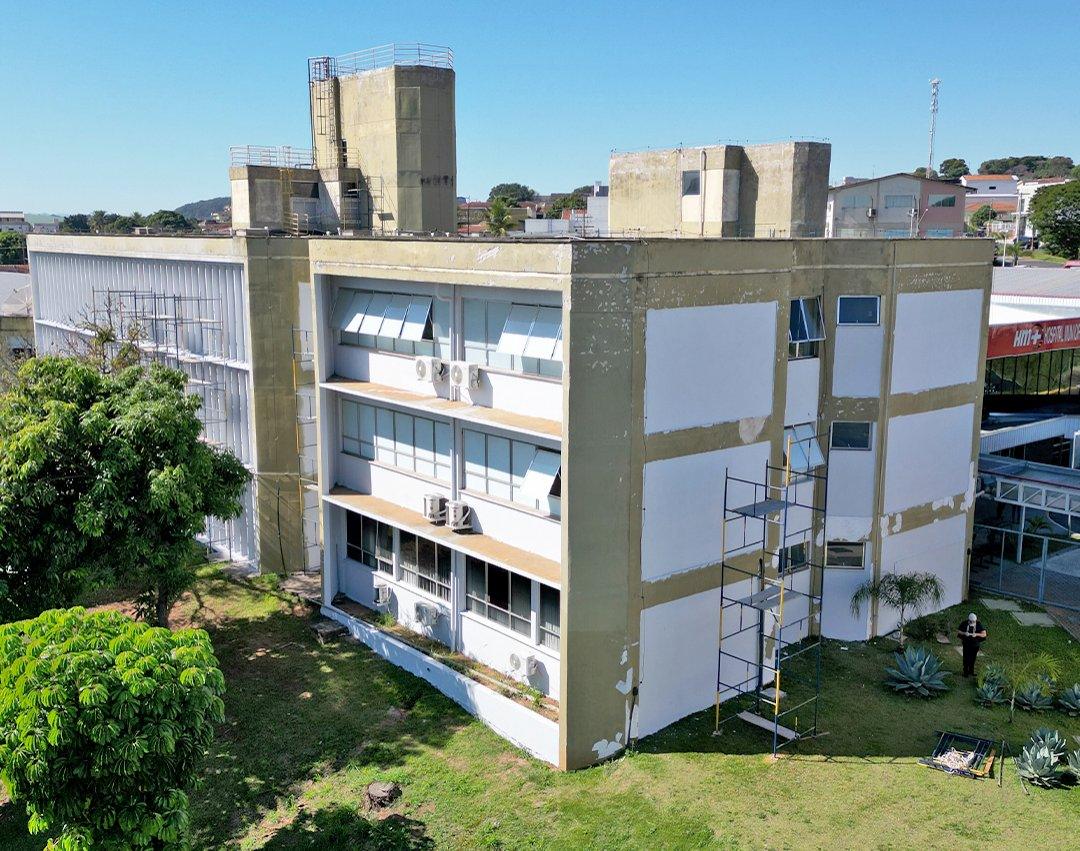 Serviço de pintura na área externa do Hospital Municipal Dr. Tabajara Ramos é iniciado