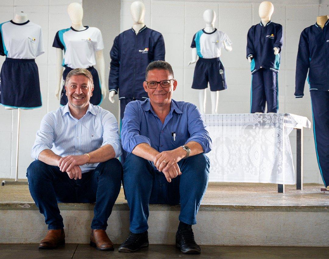 Prefeito apresenta modelo de uniforme escolar para diretores da Rede Municipal