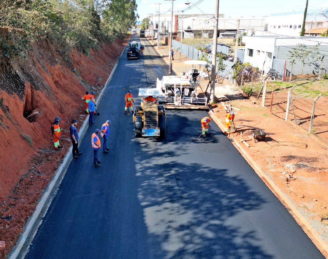 Rua do Distrito Industrial Mogi Guaçu começa a receber asfalto novo