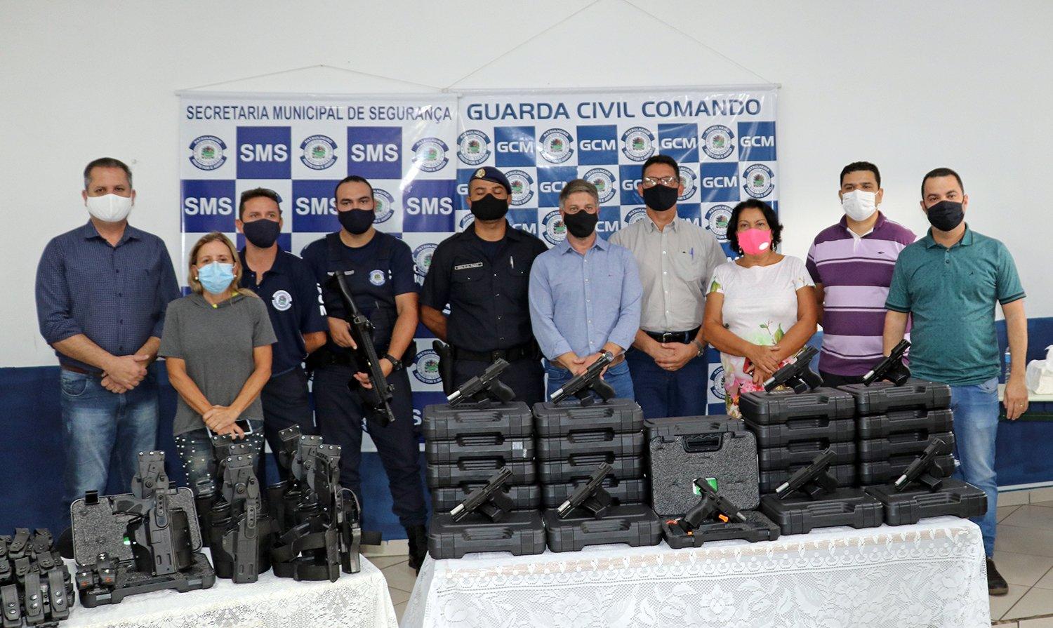 Prefeito entrega novo armamento à Guarda Municipal de Mogi Guaçu