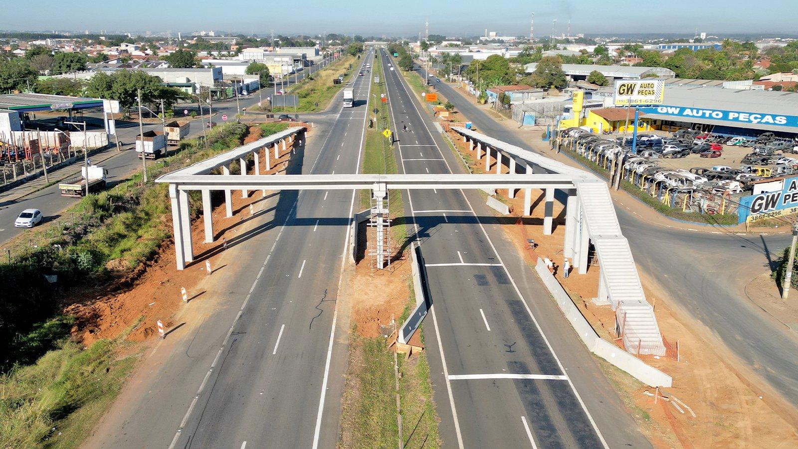 Vigas de travessia são lançadas na nova passarela em construção na Rodovia SP-342