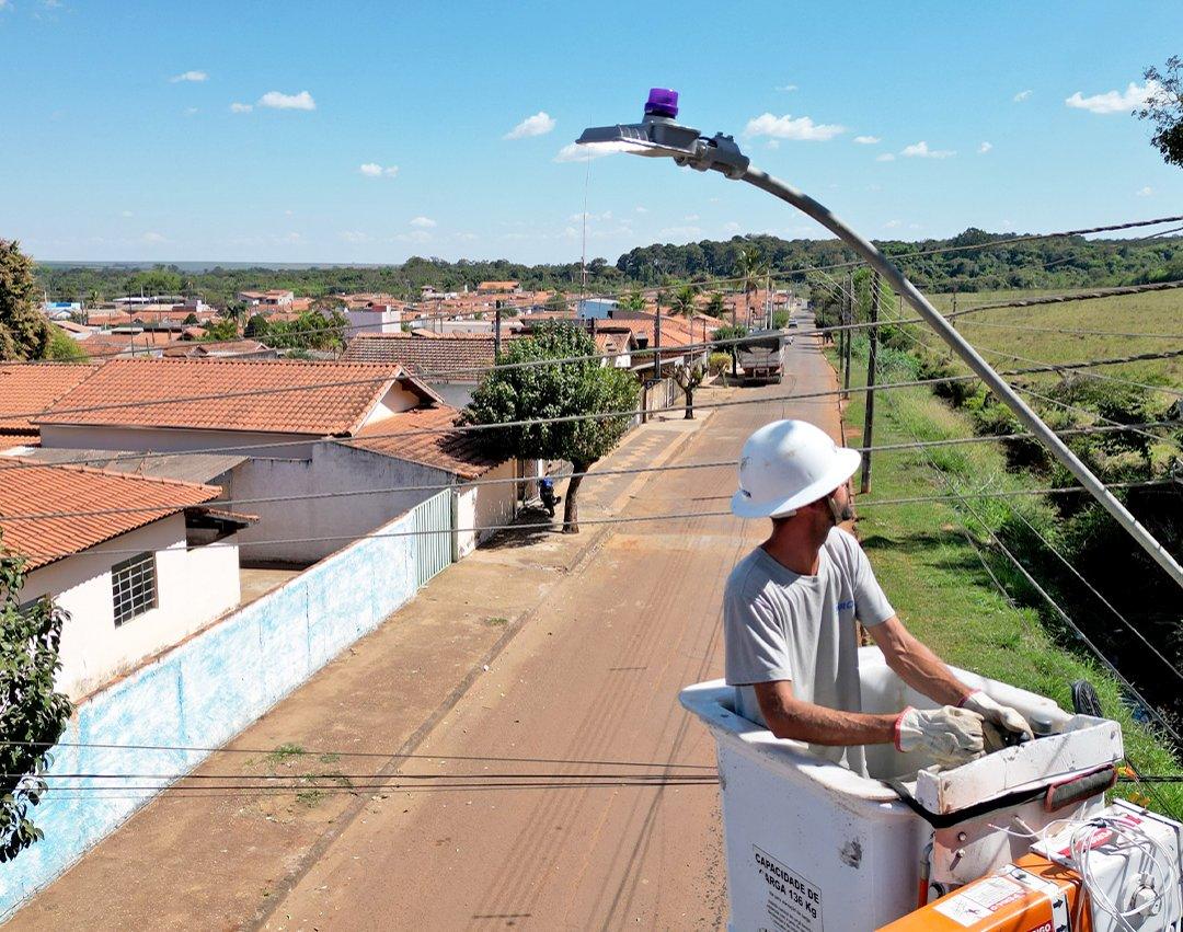 Distrito de Martinho Prado recebe serviço de troca de lâmpadas convencionais por luminárias em LED