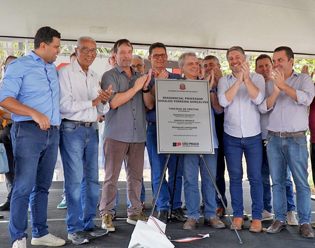 Prefeito e secretário do Estado entregam as chaves da casa própria para 31 famílias no Jardim Araucária
