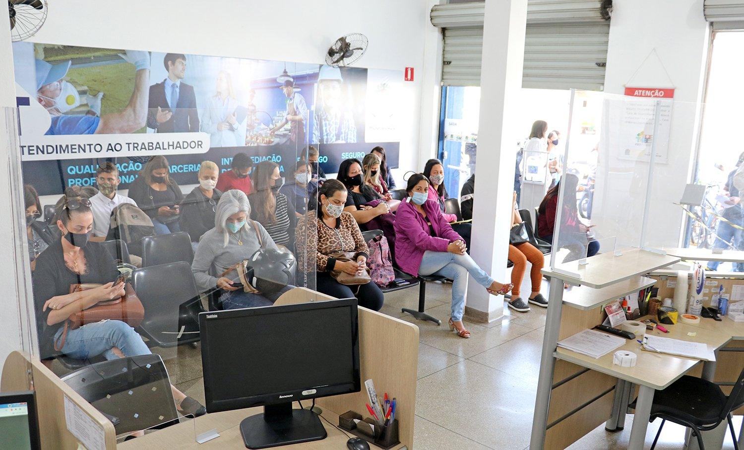 PAT atende 397 pessoas em busca de emprego nesta quarta-feira