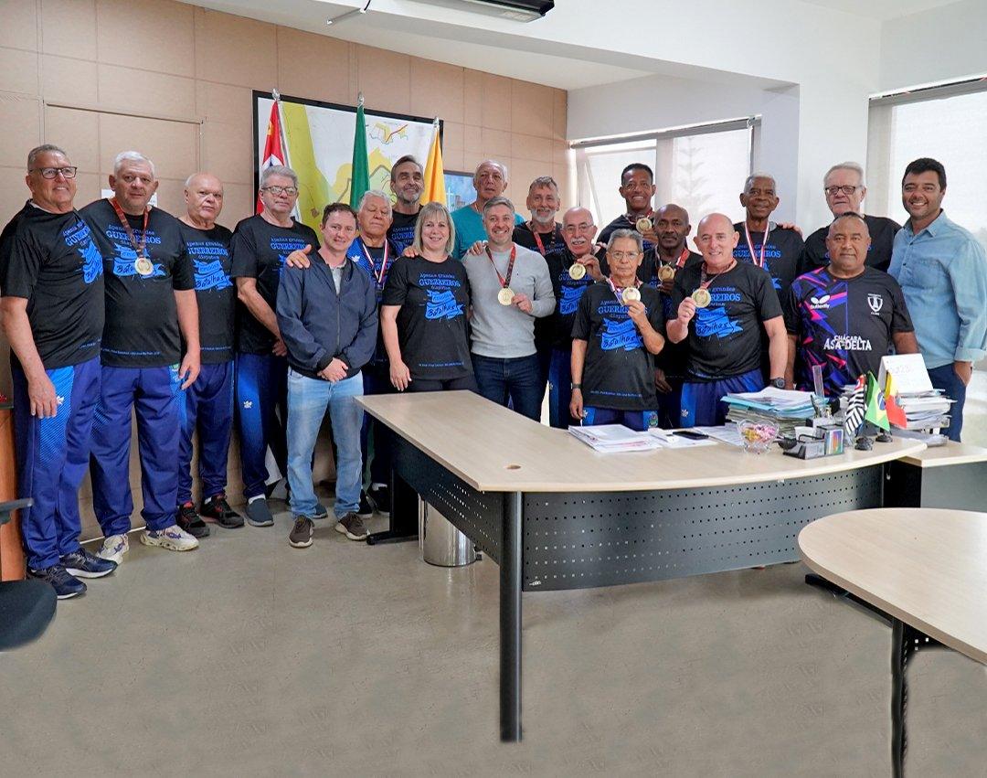 Prefeito Rodrigo Falsetti recebe equipe masculina de vôlei adaptado de Mogi Guaçu