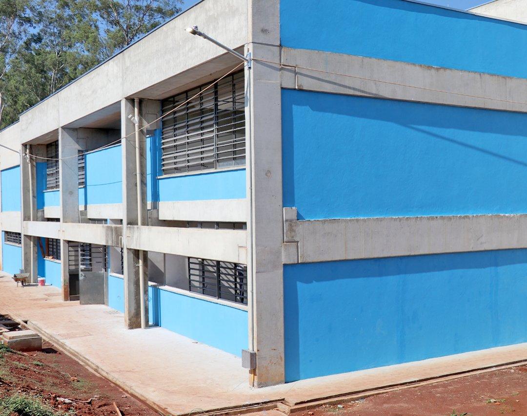 Prédio da nova escola de Martinho Prado começa a receber serviços de acabamento