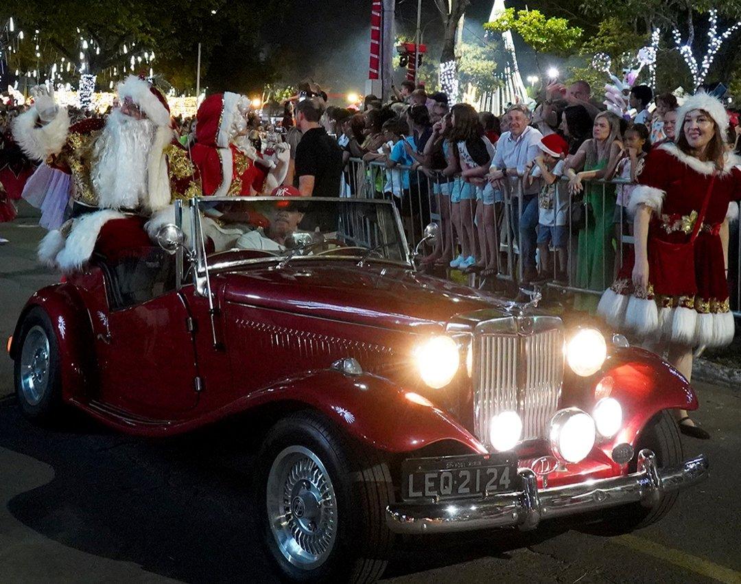 Natal Encantado: Milhares de pessoas acompanham a Parada de Natal no Parque dos Ingás