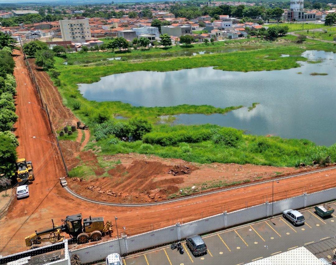 Rua Tarquinio dos Santos começa a receber infraestrutura de guias e sarjetas