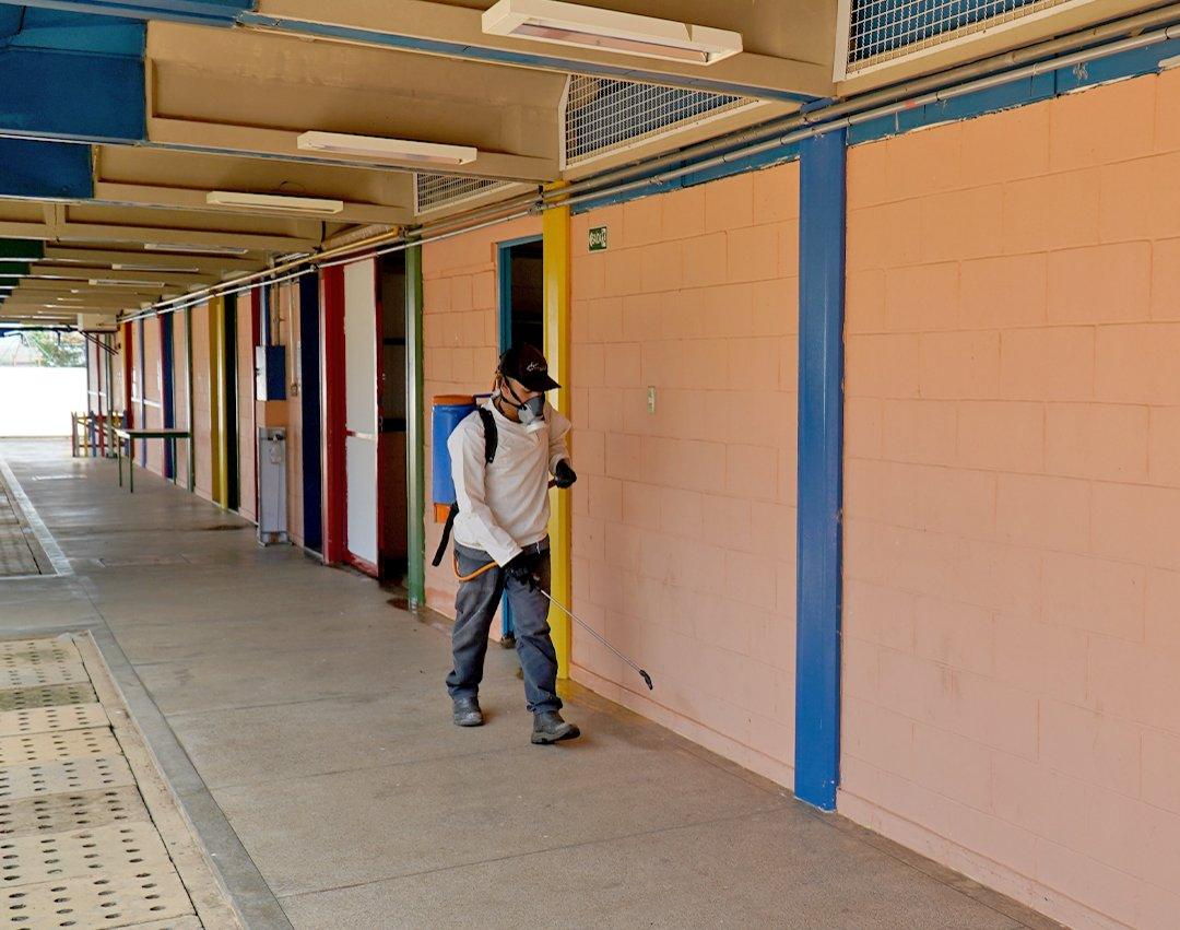 Secretaria da Educação realiza dedetização e limpeza de caixa de gordura das escolas municipais