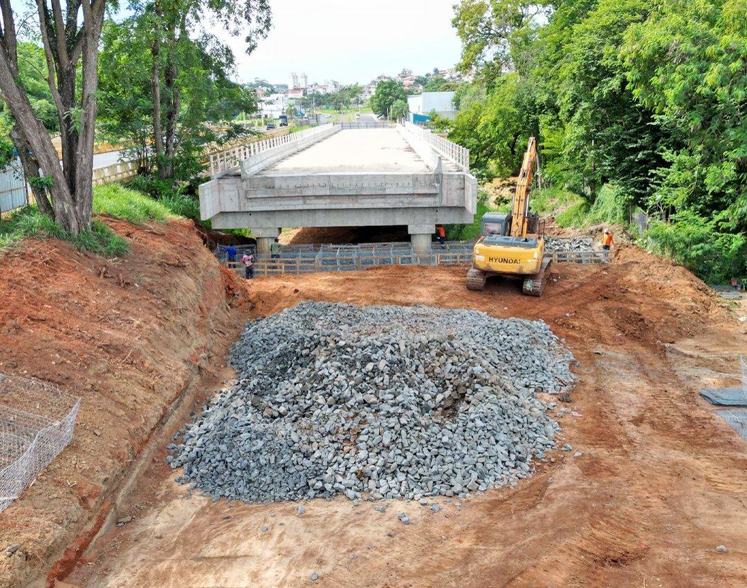Prefeitura inicia construção da estrutura de gabiões da margem direita da nova ponte da Avenida Brasil