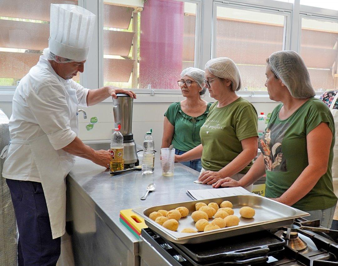 Volta às aulas na rede municipal de ensino será no dia 6 de fevereiro e profissionais passam por formação