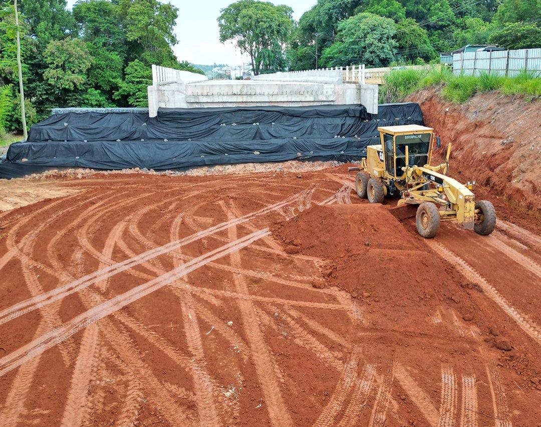 Prefeitura inicia aterramento e compactação das cabeceiras da nova ponte da Avenida Brasil