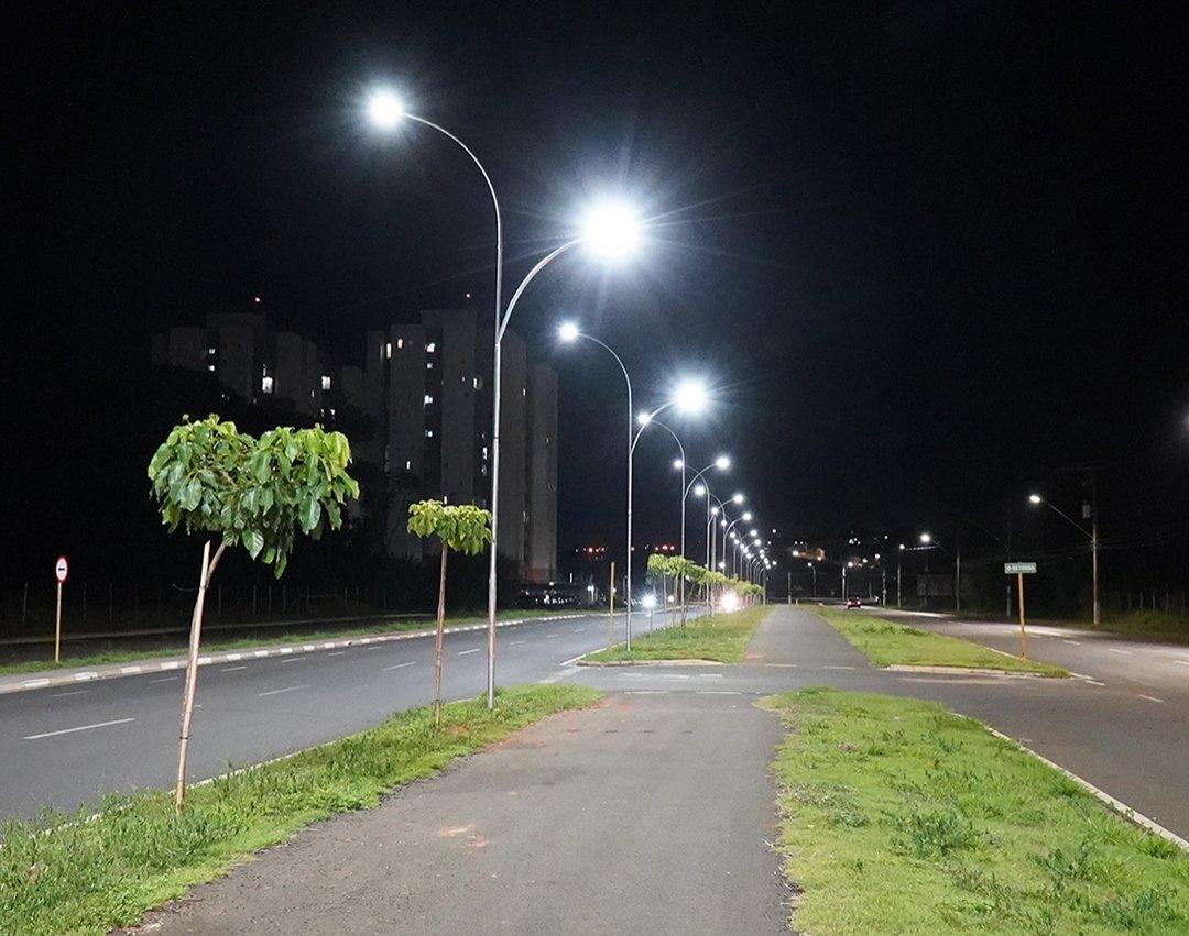 Primeiro trecho da nova iluminação em LED no canteiro central da Avenida Brasil é concluído