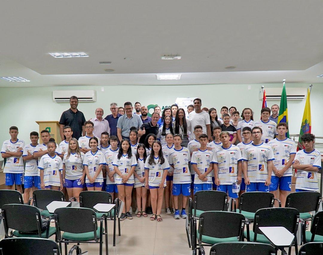 Formando Campeões Multiesportes: atletas do projeto recebem kits de uniformes