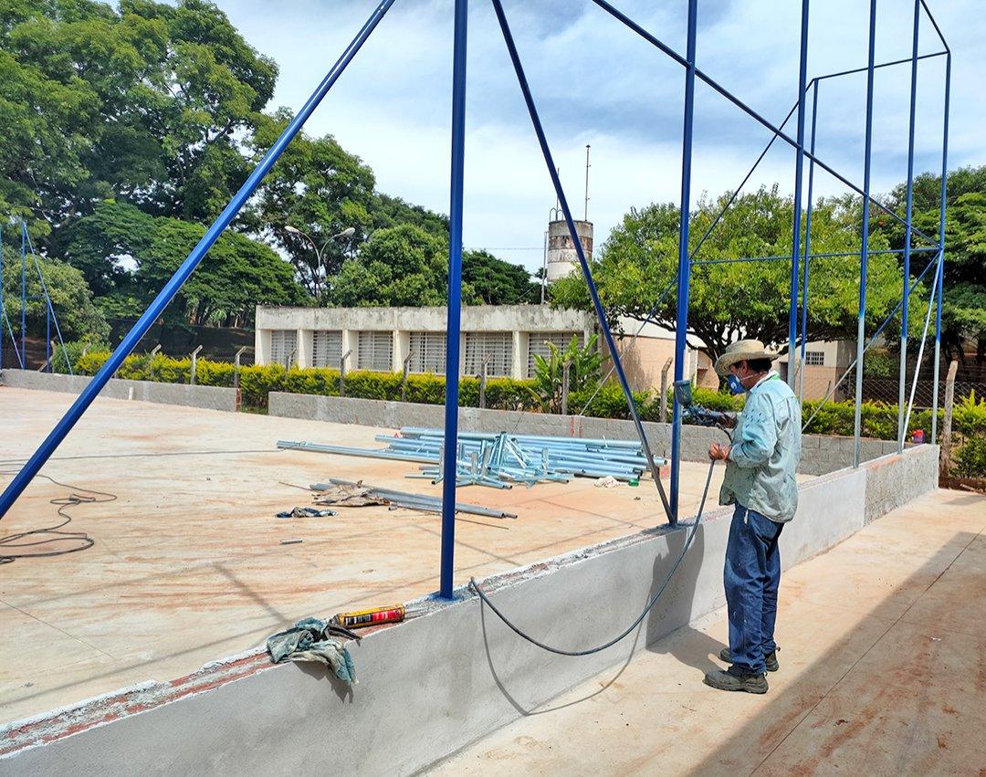 Centro Esportivo AICA começa a receber serviços de instalação de esquadrias, marmoraria e de pintura