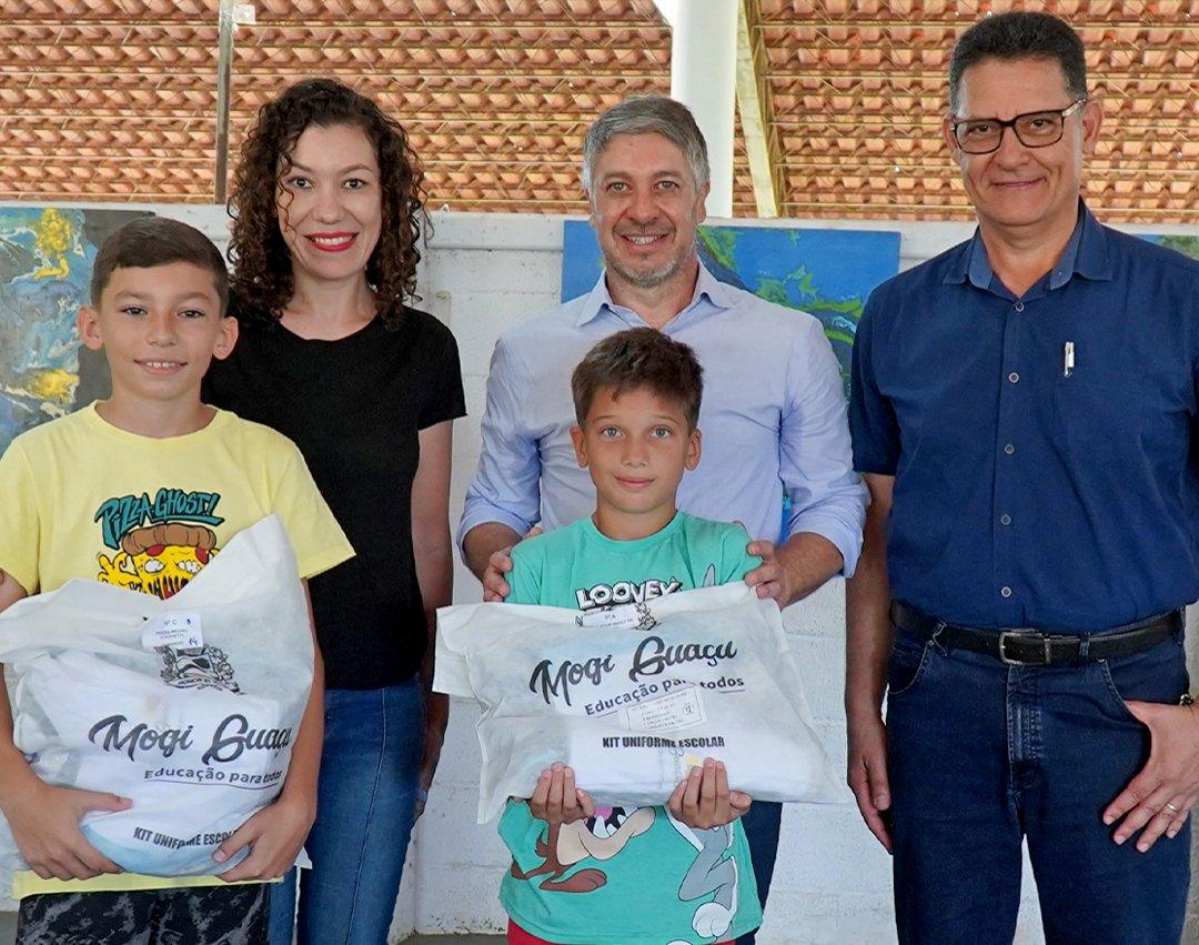 Alunos das 24 Emef’s começam a receber os kits de uniforme escolar