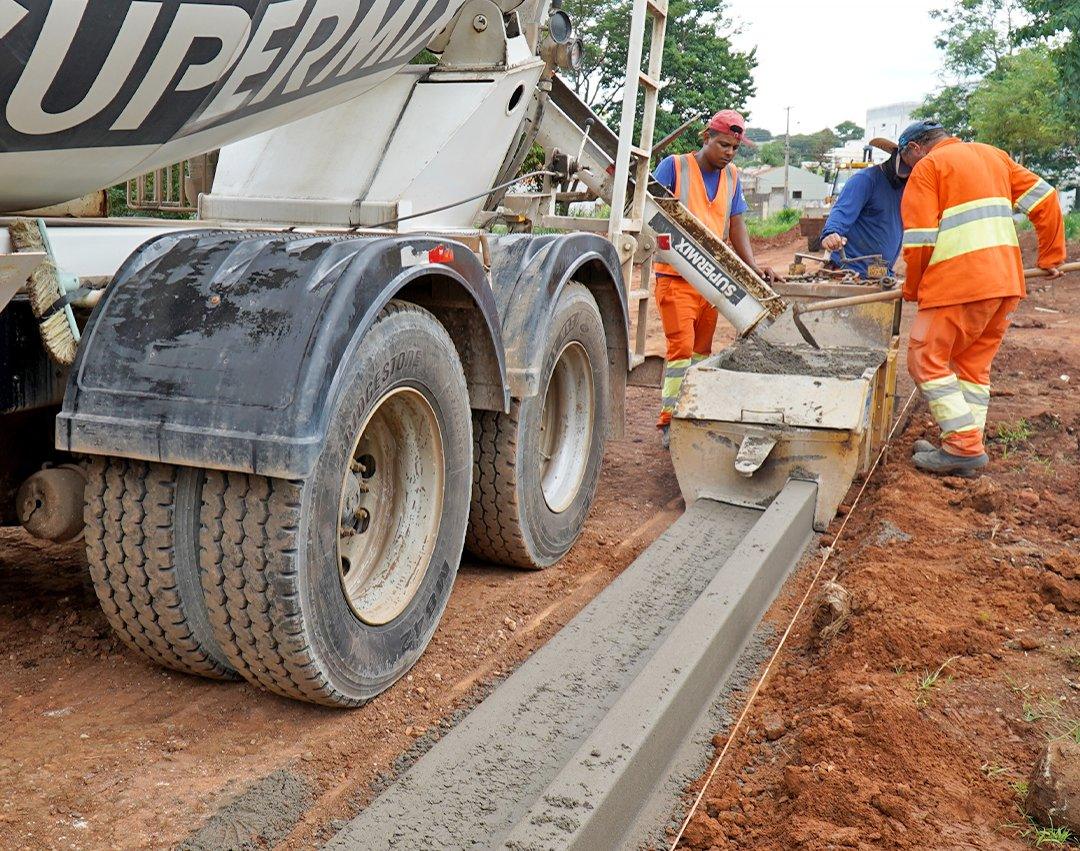 Guias e sarjetas começam a ser instaladas em vias do Jardim São Luiz