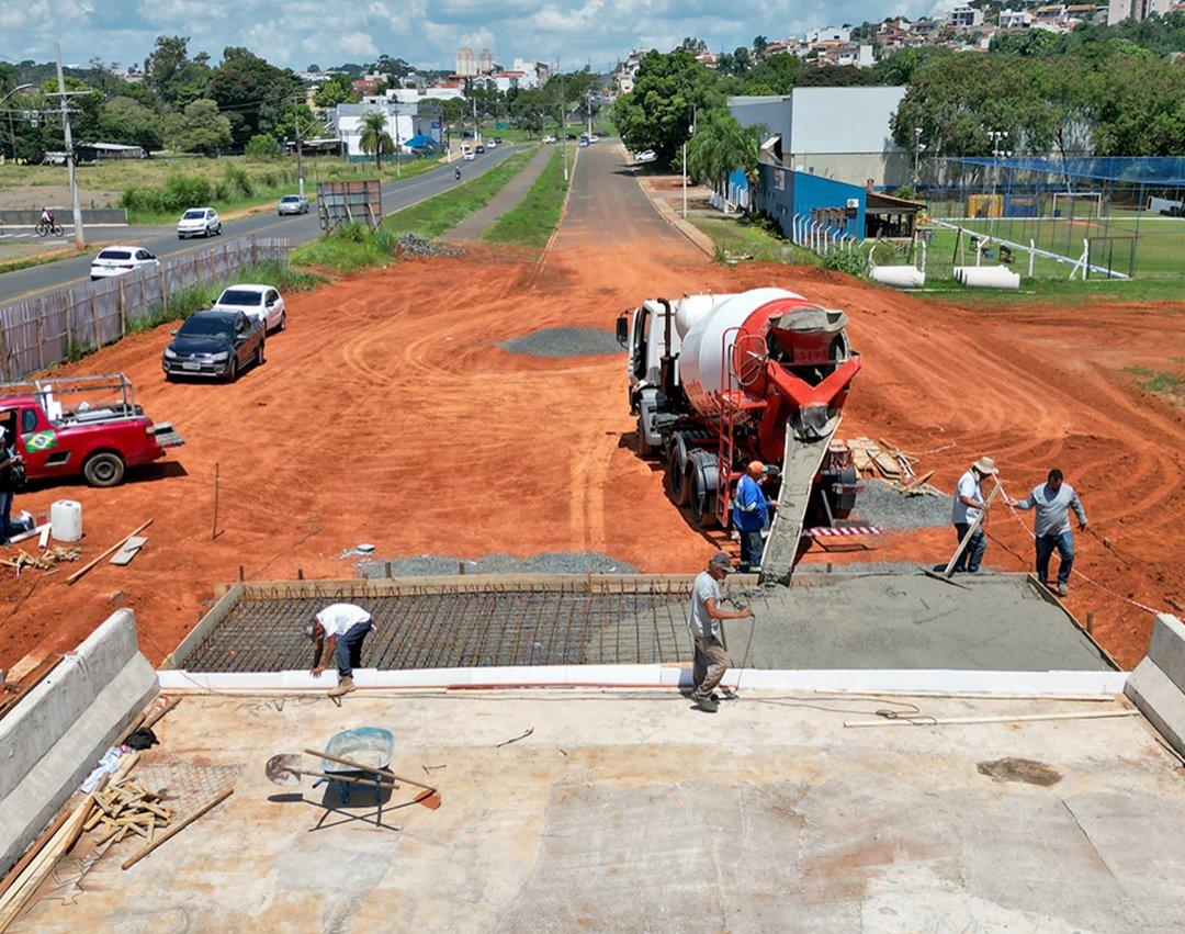 Cabeceira da margem esquerda da nova ponte da Avenida Brasil recebe concretagem da laje de aproximação