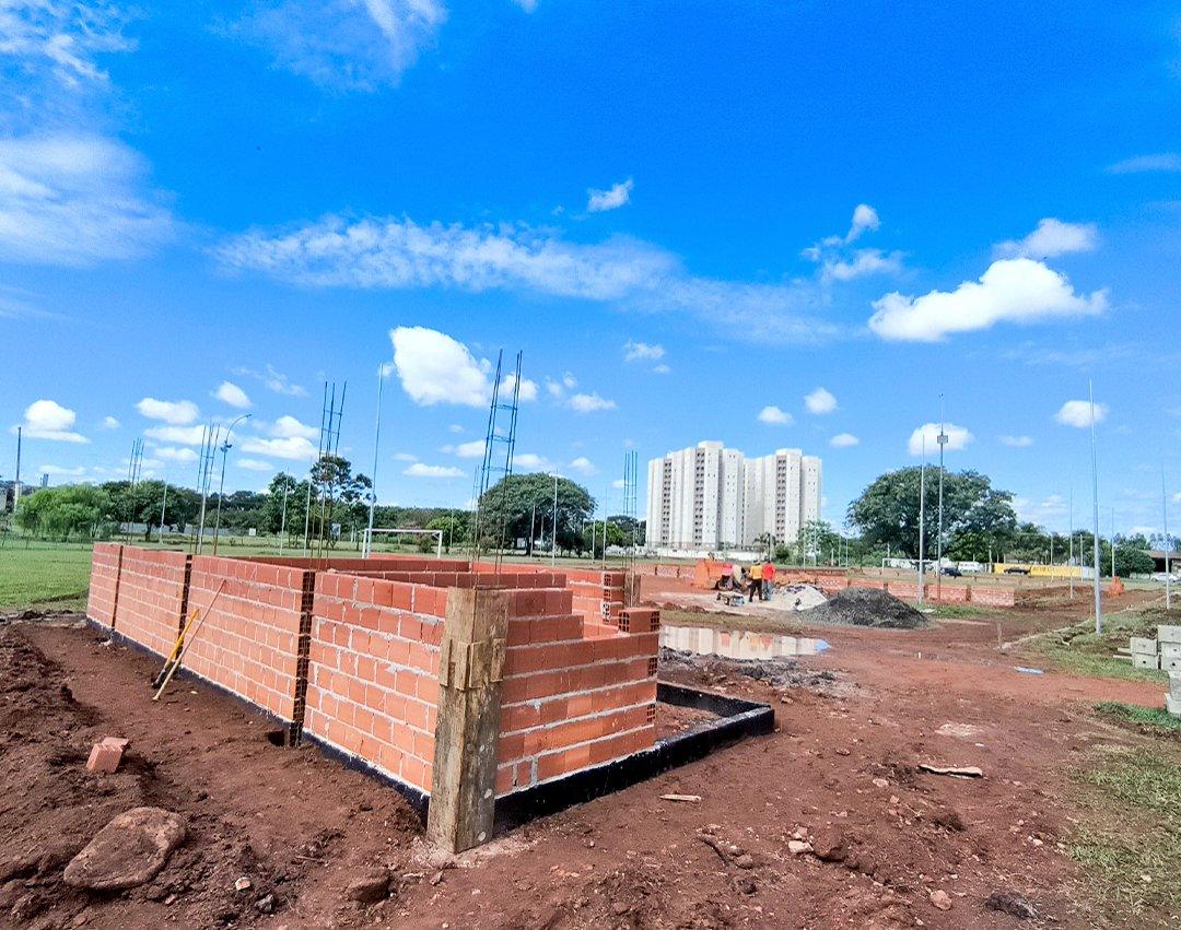 Campo do TG: construção do campo de futebol society e sanitários é iniciada no local