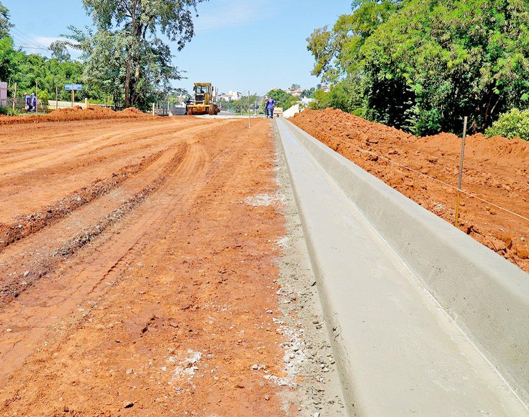 Nova ponte da Avenida brasil começa a receber a instalação de guias e sarjetas