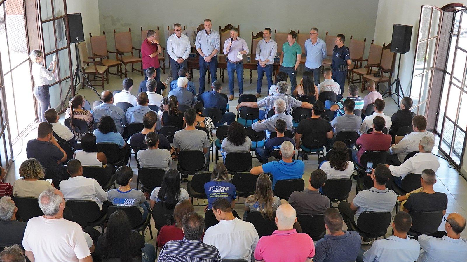 15 empresas recebem documentação de lotes para instalação em novo distrito industrial