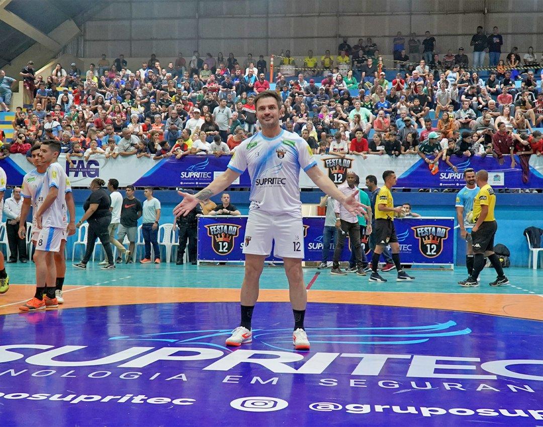 Casa cheia: Falcão faz bonito em jogo festivo no Furno