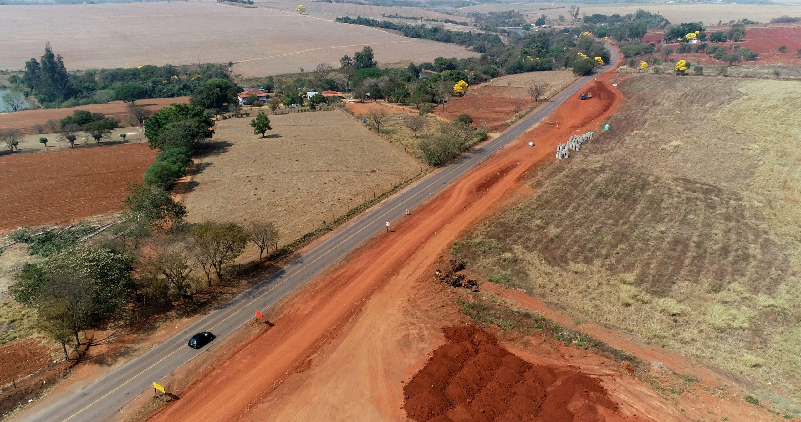 Avançam as obras de melhoria na antiga vicinal Mogi Guaçu-Itapira