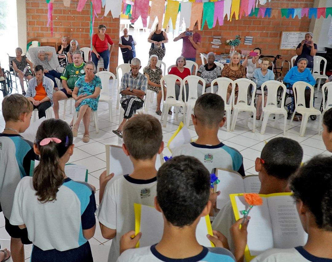 26 estudantes da rede municipal visitam idosos em casa de repouso na Chácaras Alvorada 