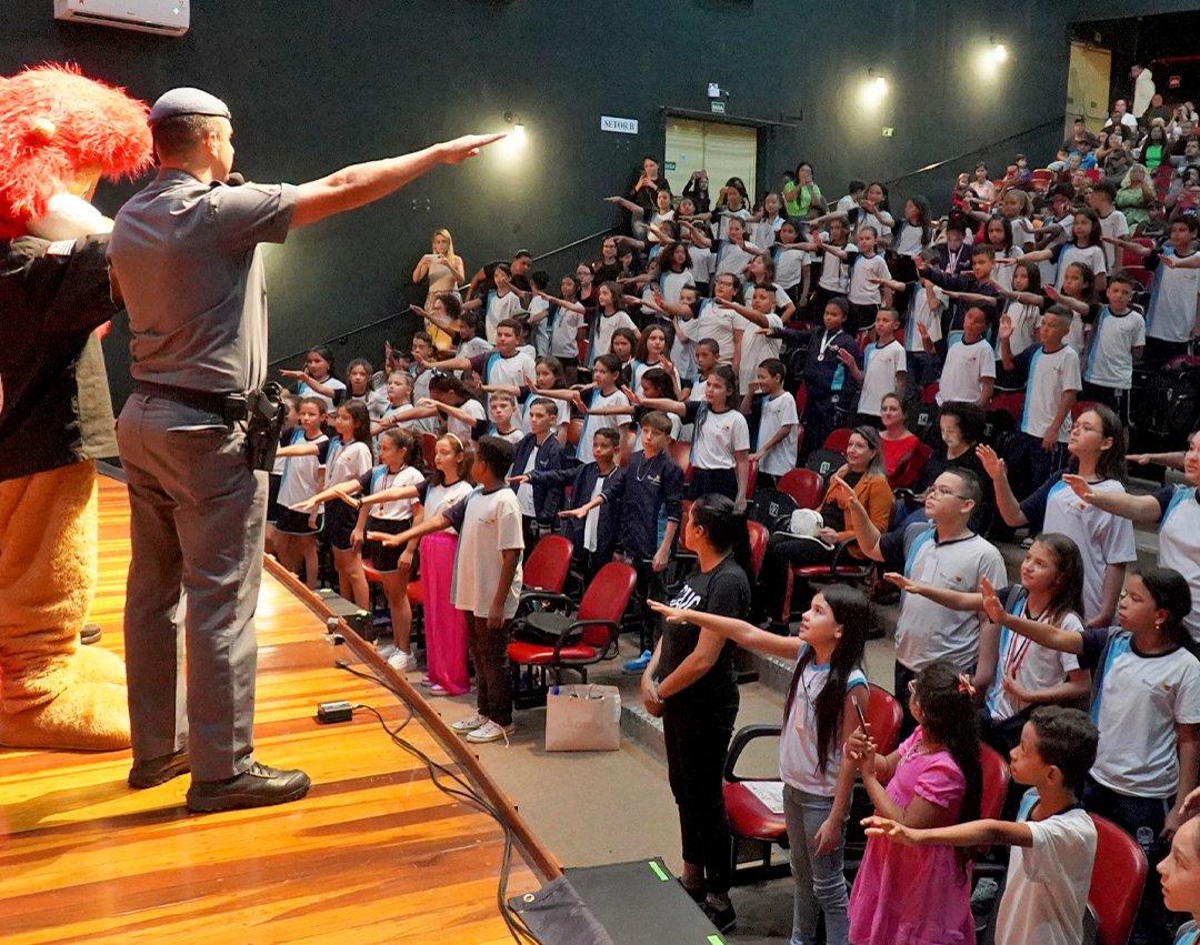 965 estudantes da rede municipal completam formação do Proerd neste primeiro semestre