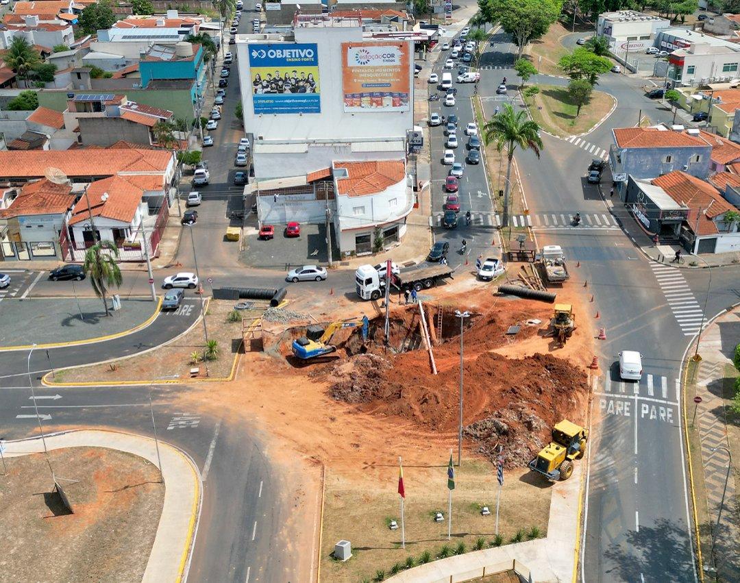 Reparo no emissário de esgoto na Avenida dos Trabalhadores altera o trânsito da região 