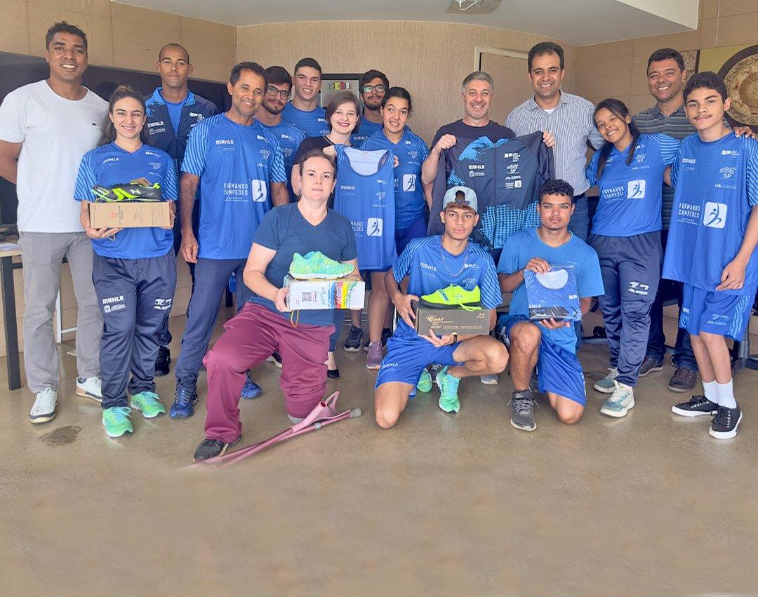 Alunos de Atletismo e Paratletismo recebem kit com novos uniformes