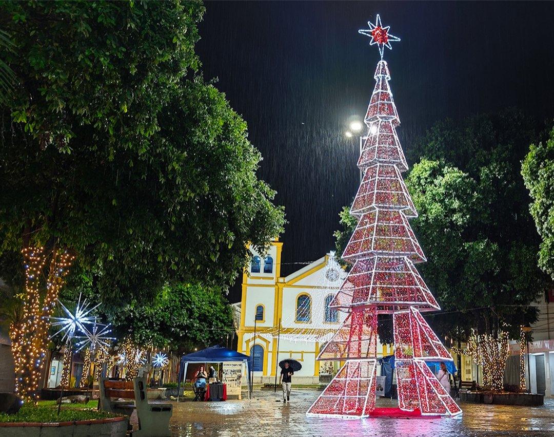 Mesmo com chuva, Acender das Luzes abre programação do Natal Encantado 