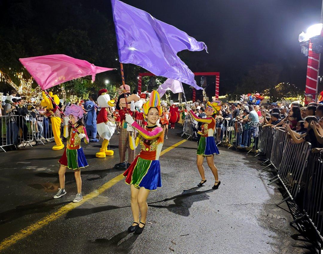 Parada de Natal encanta público no Parque dos Ingás 
