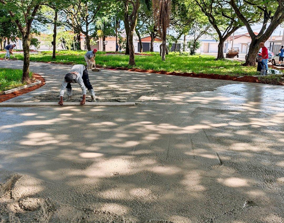 Praça Sorocaba recebe concretagem para instalação de novo piso 