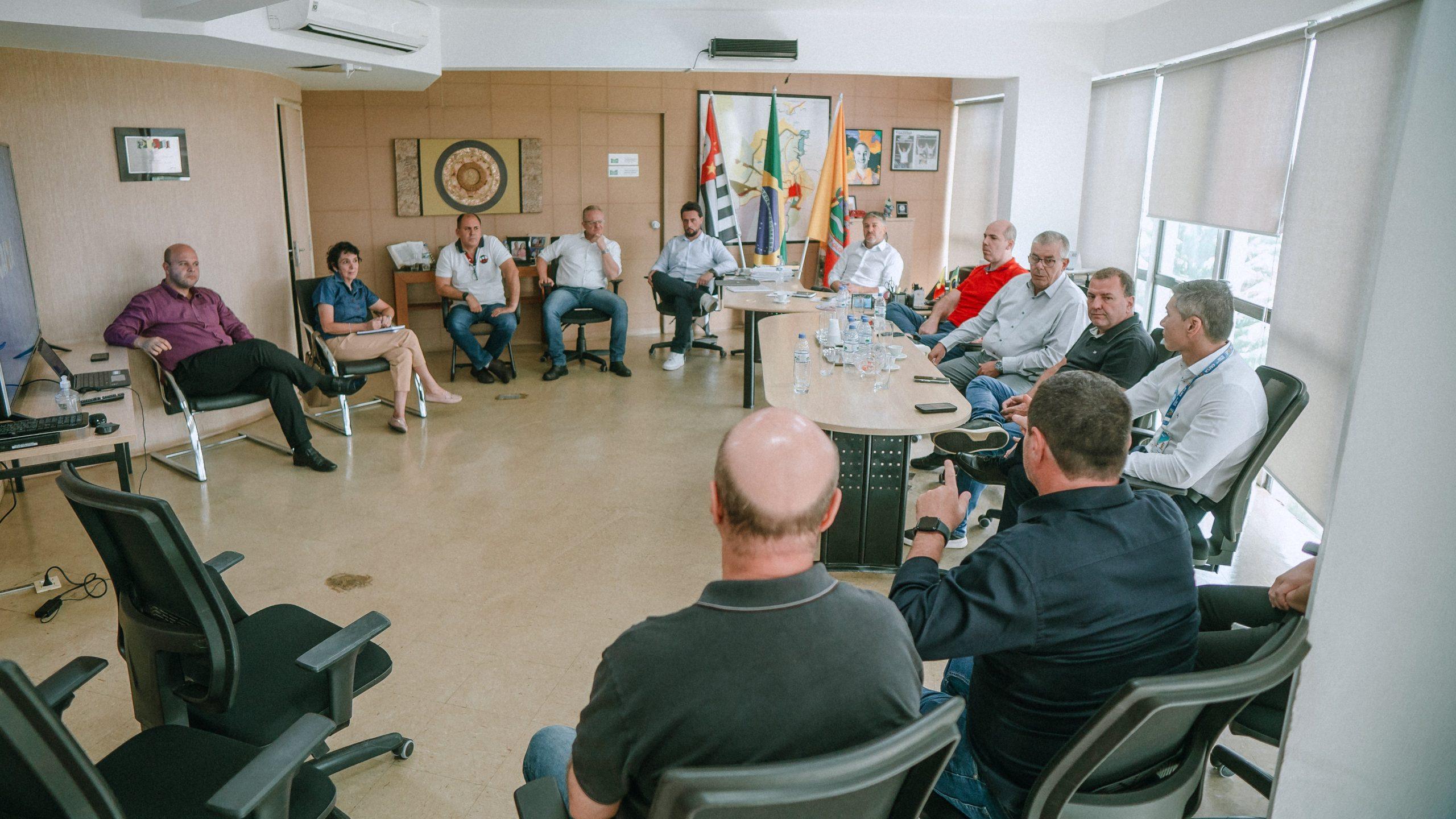 Rodrigo Falsetti se reúne com representantes da Caixa para discutir construção de 300 moradias no município