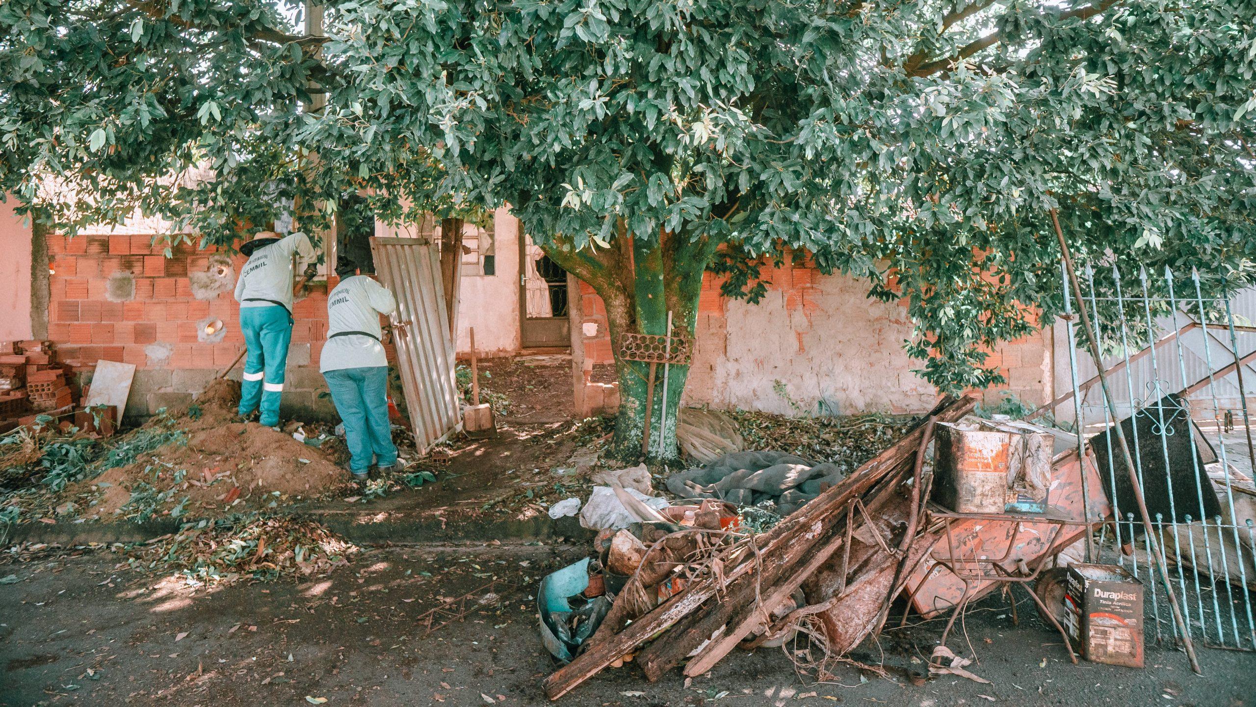 Equipes limpam imóvel em estado de abandono no Igaçaba 