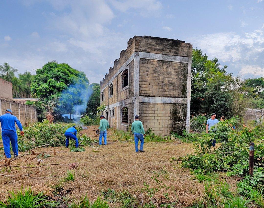 Prefeitura inicia ação de demolição e limpeza em área abandonada na Zona Sul 