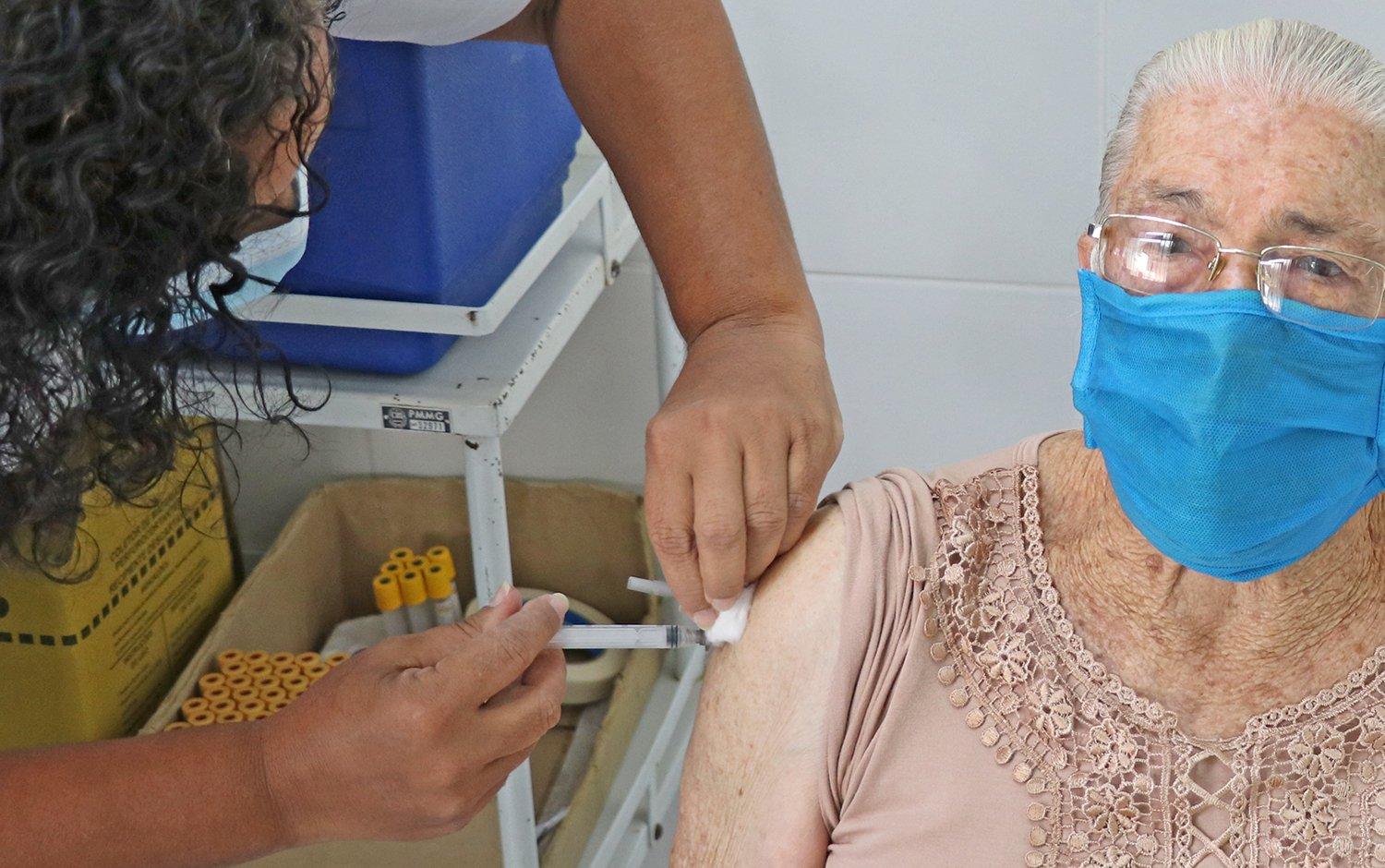 Saúde realiza amanhã agendamento de 3ª dose da vacina para idosos com mais de 85 anos