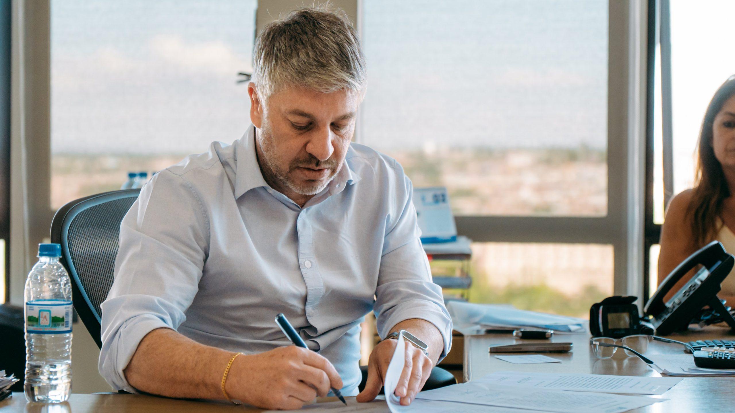 Rodrigo Falsetti assina ordem de serviço para construção de três novos equipamentos de Saúde