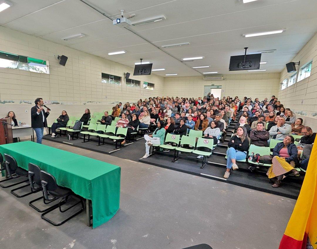 Formação reúne mais de 320 servidores da Educação no auditório da Franco Montoro 